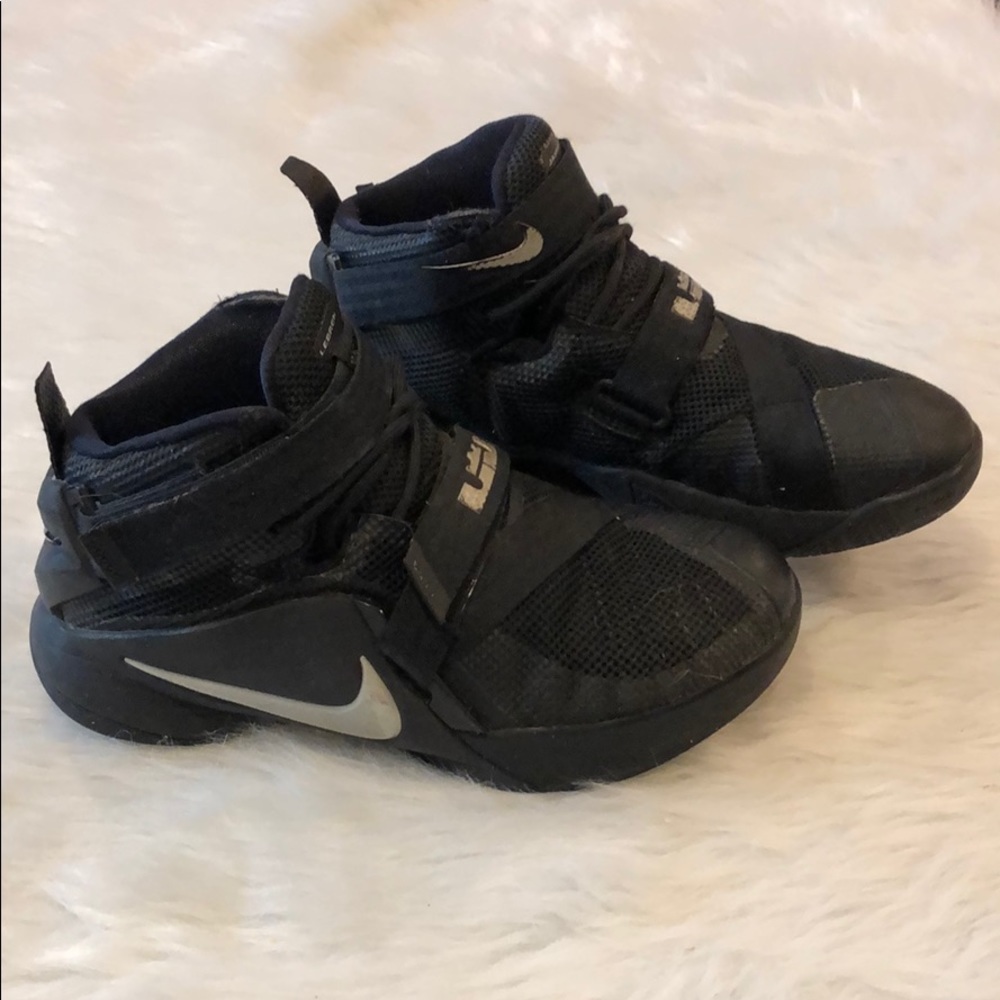 Nike Lebron Soldier 9 - size 5